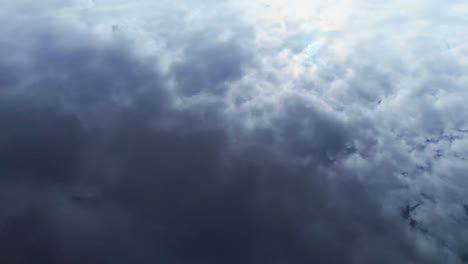 nubes del cielo reflejadas en el agua del lago desde la antena de drones, espejo natural