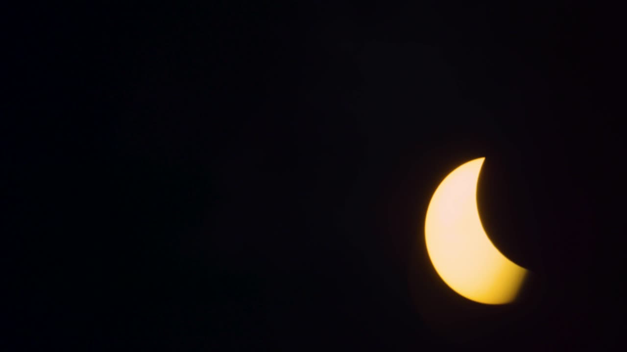 timelapse del eclipse solar parcial en 2024 filmado desde florida. las nubes pasan delante del sol hacia el final.