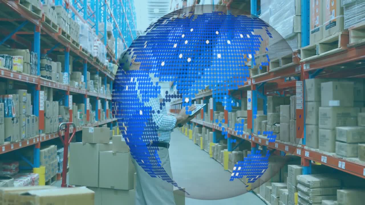 창고에서 재고를 확인하는 백인 고위 남성 감독자에 대한 회전 지구