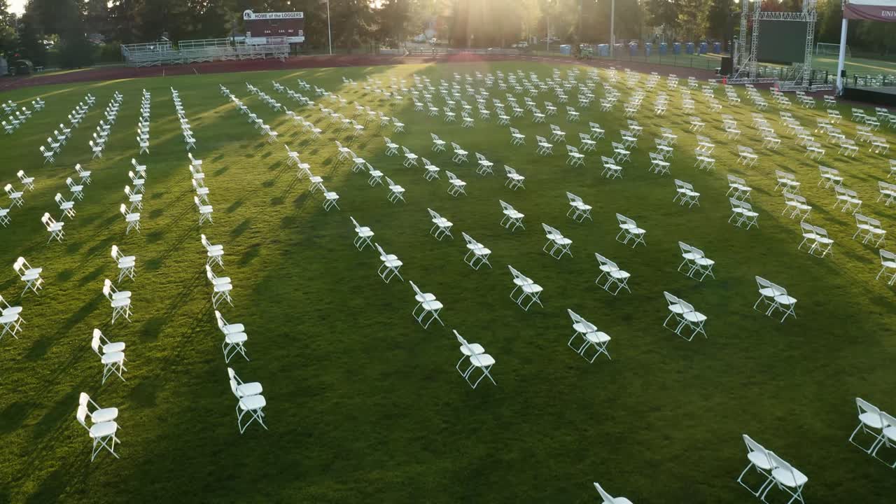 campo deportivo con sillas vacías para la ceremonia de graduación en medio de la pandemia de covid-19 en tacoma