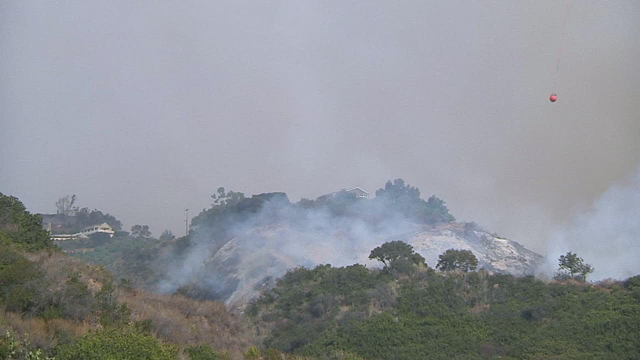 소방 헬리콥터는 산타 바바라 캘리포니아 1의 토마스 화재에 물방울을 만듭니다.