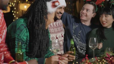 tiro de seguimiento de un borracho con sus amigos durante las celebraciones navideñas en el bar