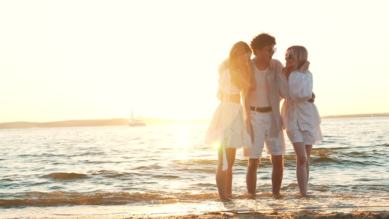 해가 지는 해변의 친구들