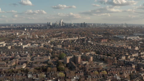 Toma-Aérea-Descendente-Sobre-Hileras-De-Viviendas-En-El-Norte-De-Londres