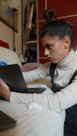 adolescente usando una computadora portátil en un sofá