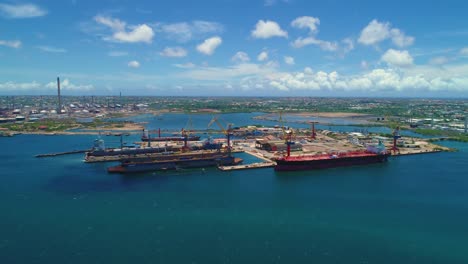 barcazas de contenedores marítimos atracadas en el muelle logístico de transporte marítimo movimiento de mercancías, dron panorámico aéreo