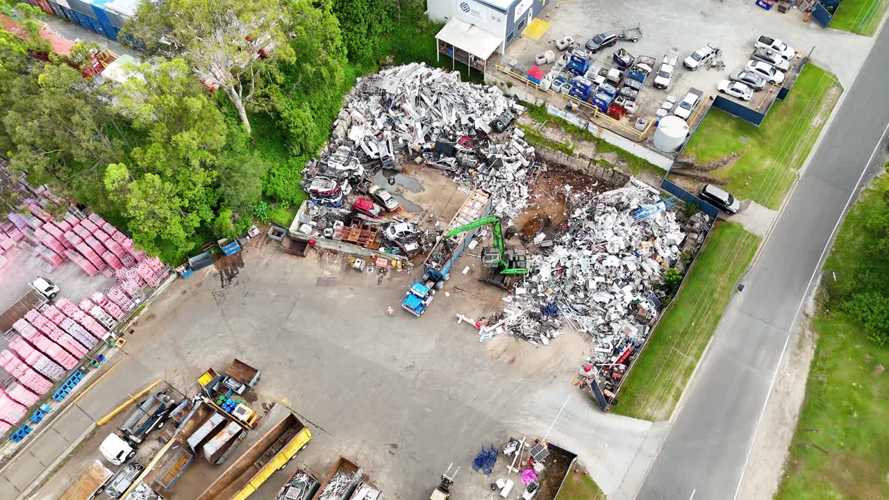 기계 및 금속 기둥을 가진 폐기물 작업