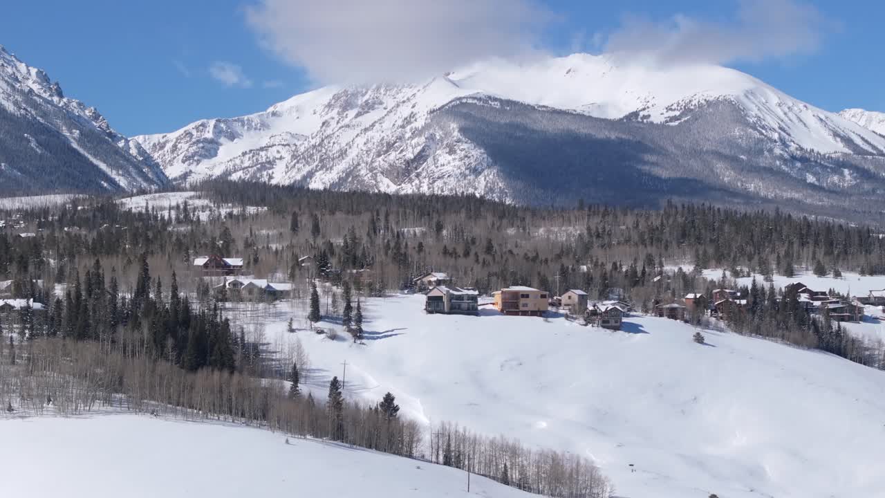 눈으로 인 웅장한 바위 산맥의 놀라운 겨울 풍경