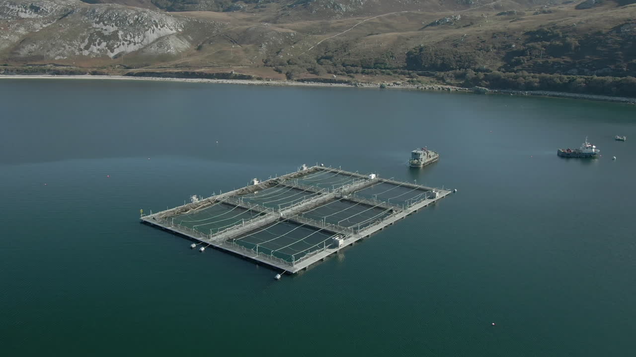 una vista aérea de una instalación de acuicultura en el lago eriboll en las tierras altas escocesas en un día soleado