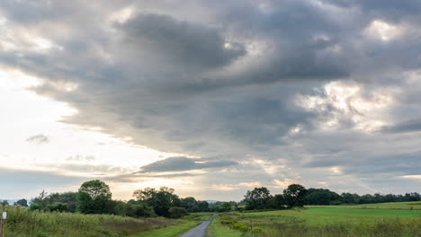 Ein-Zeitraffer-Von-Gewitterwolken-über-Der-Wildnis-Des-Wildschutzgebiets-Middle-Creek