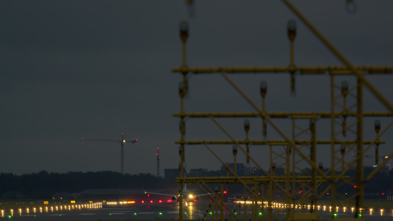 밤에 착륙하는 비행기