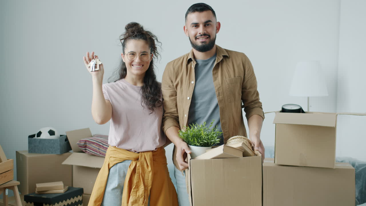 una pareja feliz se muda a un nuevo hogar.