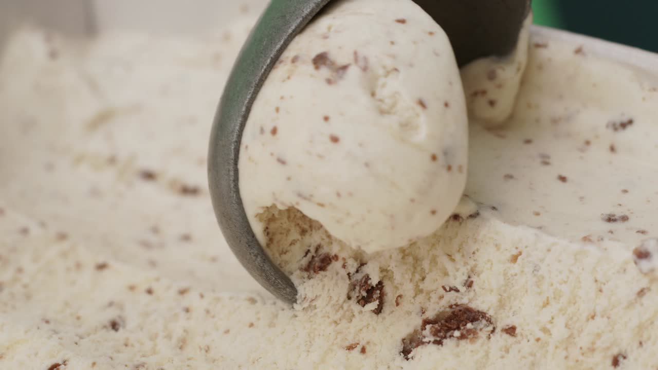 un trozo de helado de chocolate.