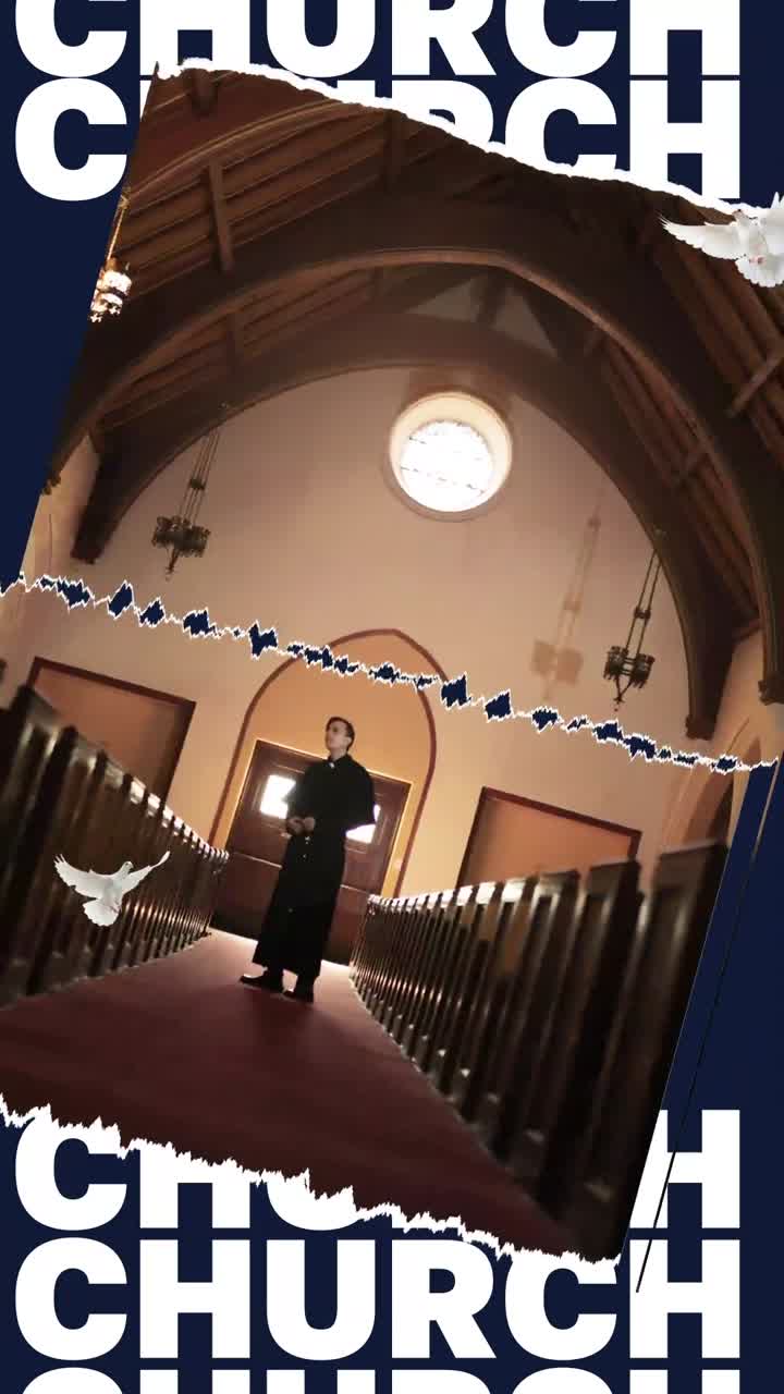 Leader religioso in piedi in un santuario di chiesa tradizionale