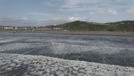 Drohnenaufnahme-Von-Wellen,-Die-An-Einem-Strand-In-Irland-Zusammenbrechen