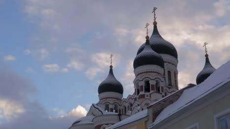 Timelapse-De-La-Iglesia-Ortodoxa-De-Tallin-Alexander-Nevski-Con-El-Cielo-Del-Atardecer