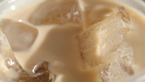 café helado con cubitos de hielo
