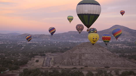 Docenas-De-Globos-Aerostáticos-Vuelan-Sobre-La-Ciudad-De-Teotihuacan-En-México