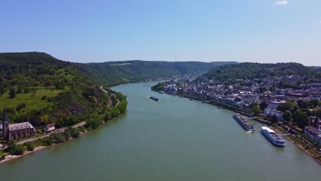 Panoramablick-Auf-Das-Rheintal-Mit-Kreuzfahrtschiffen-Im-Hafen-Von-Boppard