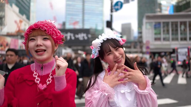 Due giovani donne in stile Harajuku che ballano a Tokyo