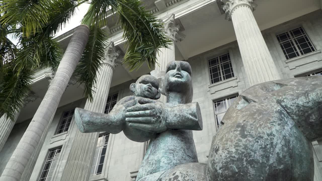 la icónica escultura de madre e hijo frente a la galería nacional de singapur - toma en ángulo bajo