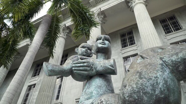 L'iconica scultura Madre e Figlio di fronte alla Galleria Nazionale di Singapore - Scatto dal basso.