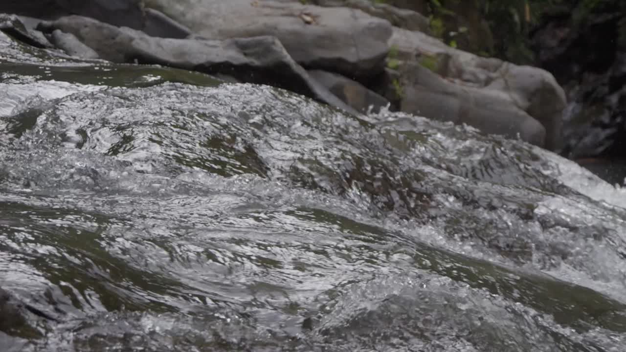 인도네시아의 발리 섬에 있는 고아 랭 렌 (goa rang reng) 폭포.