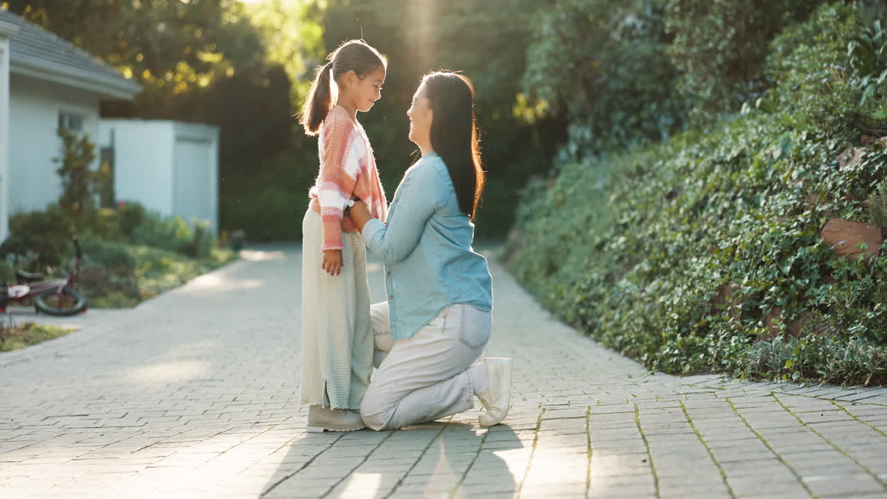 야외, 포옹과 어머니와 소녀