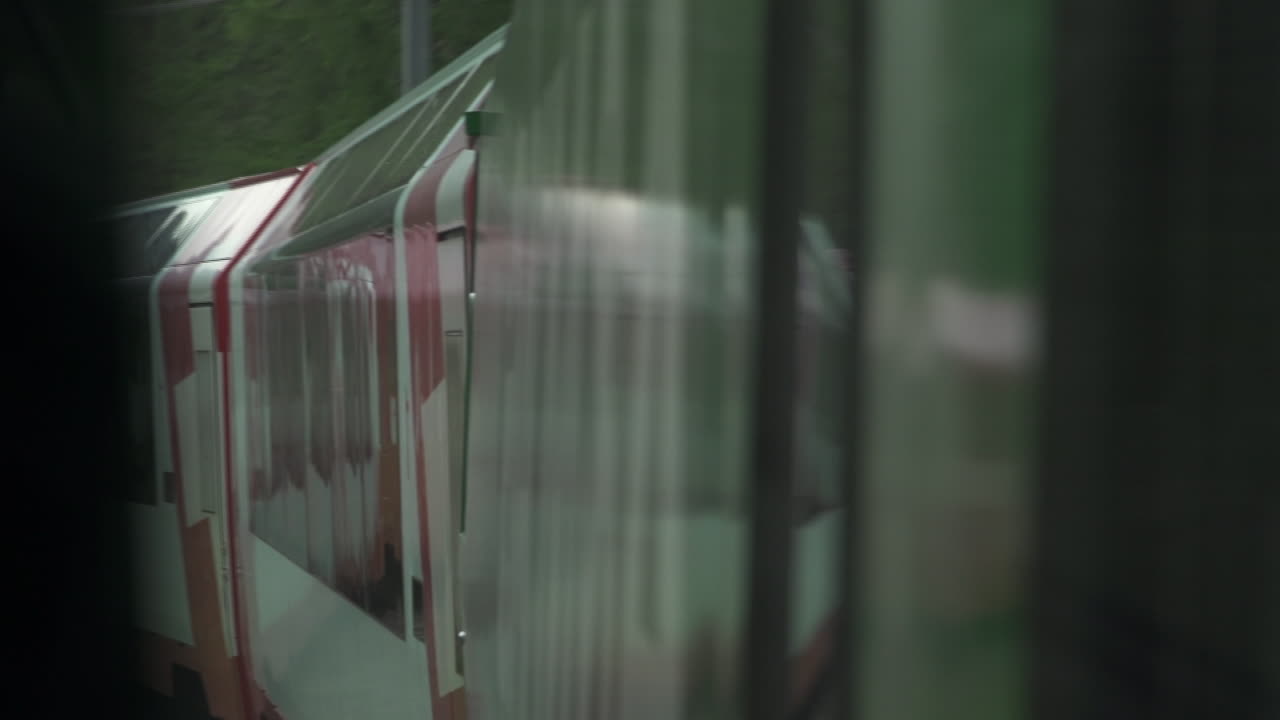 시골을 가로질러 이동하는 기차의 거울 반사