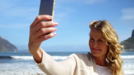 Reife-Frau,-Die-Ein-Selfie-Vom-Mobiltelefon-Aus-Macht