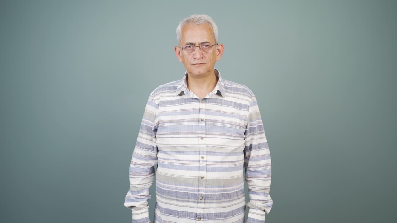 그 남자는 혐오감을 느 ⁇ 습니다.