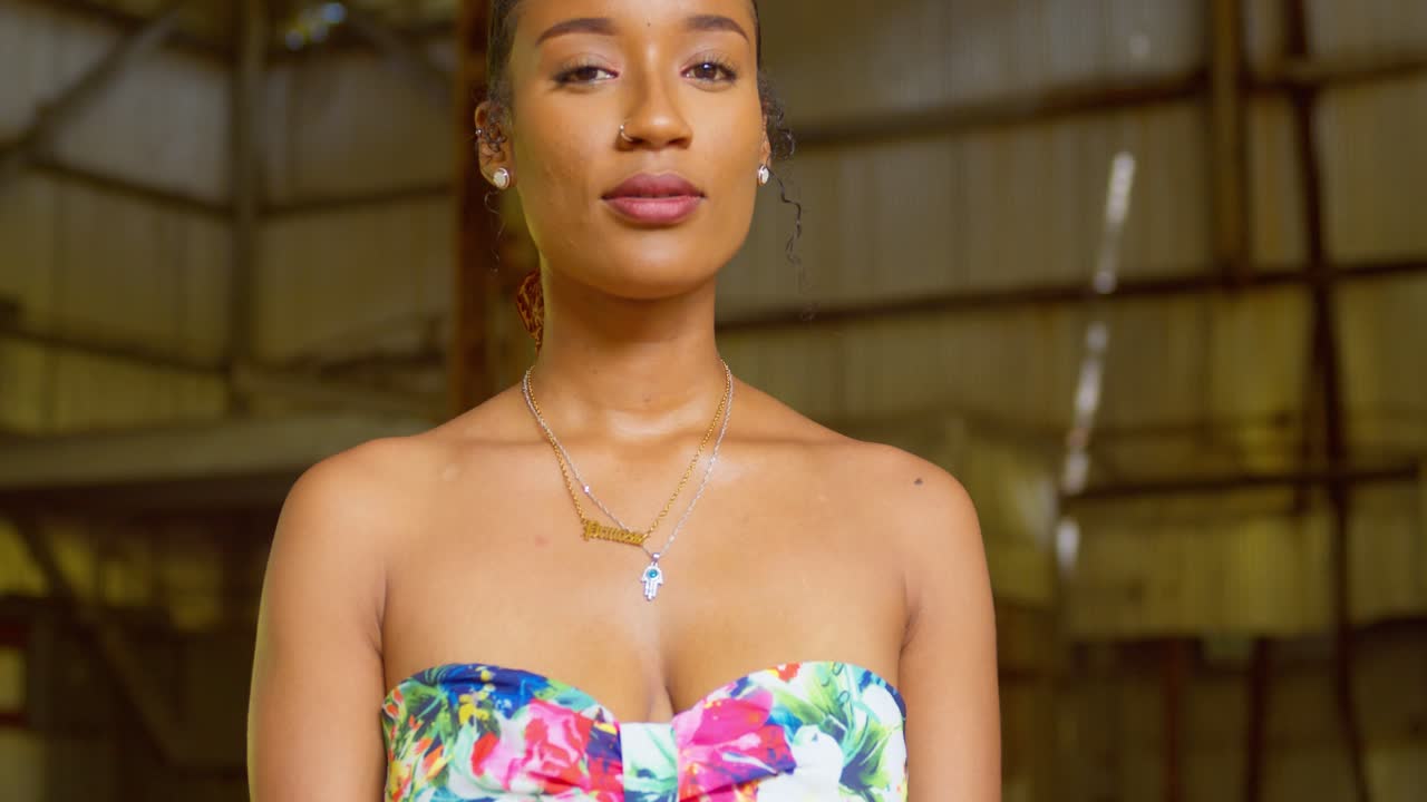 버려진 건물에서 앞으로 걸어가는 어린 소녀의 놀라운 얼굴 근접 촬영