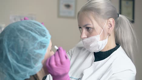 Blonde-Frau-Lässt-Sich-In-Der-Klinik-Augenbrauen-Auf-Das-Gesicht-Des-Klienten-Tätowieren