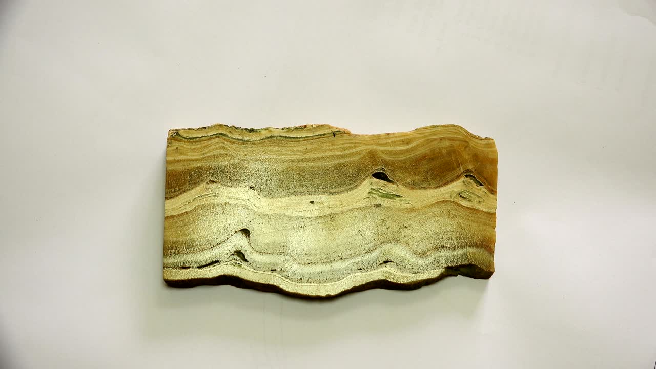 지질학자는 땅 속의 광물들을 테이블 위에 어 놓습니다.