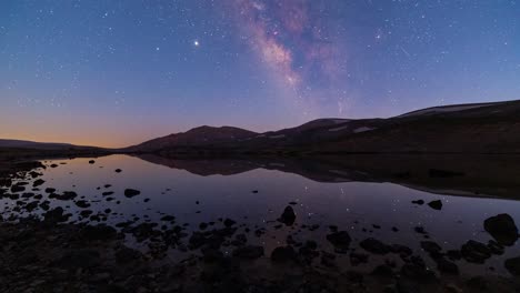 Hora-Del-Atardecer-Y-Cinturón-De-Venus-Rosa-Azul-En-El-Paisaje