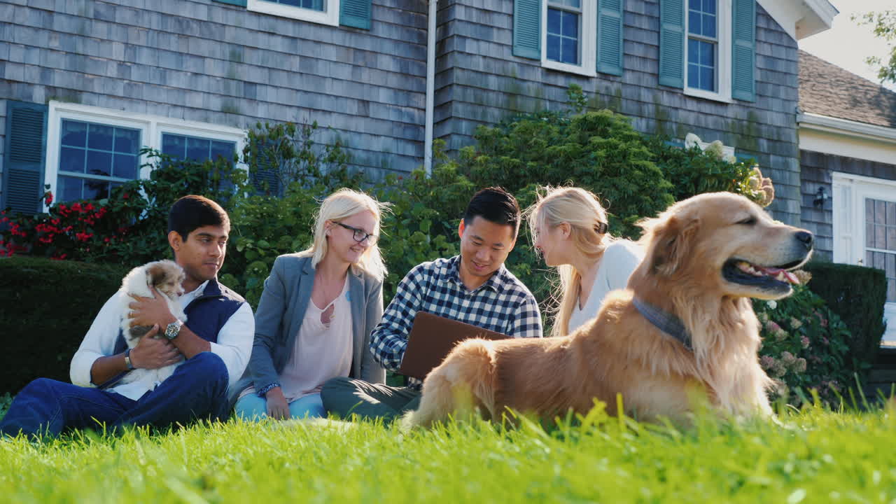 друзья с собакой щенком и ноутбуком