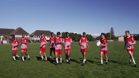 Rugbyspieler-Trainieren-Auf-Dem-Feld