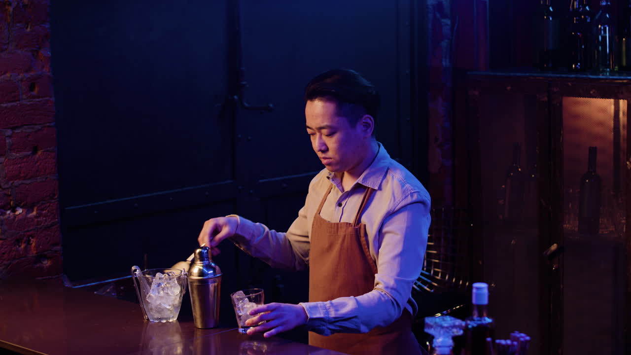 칵테일을 준비하는 바텐더