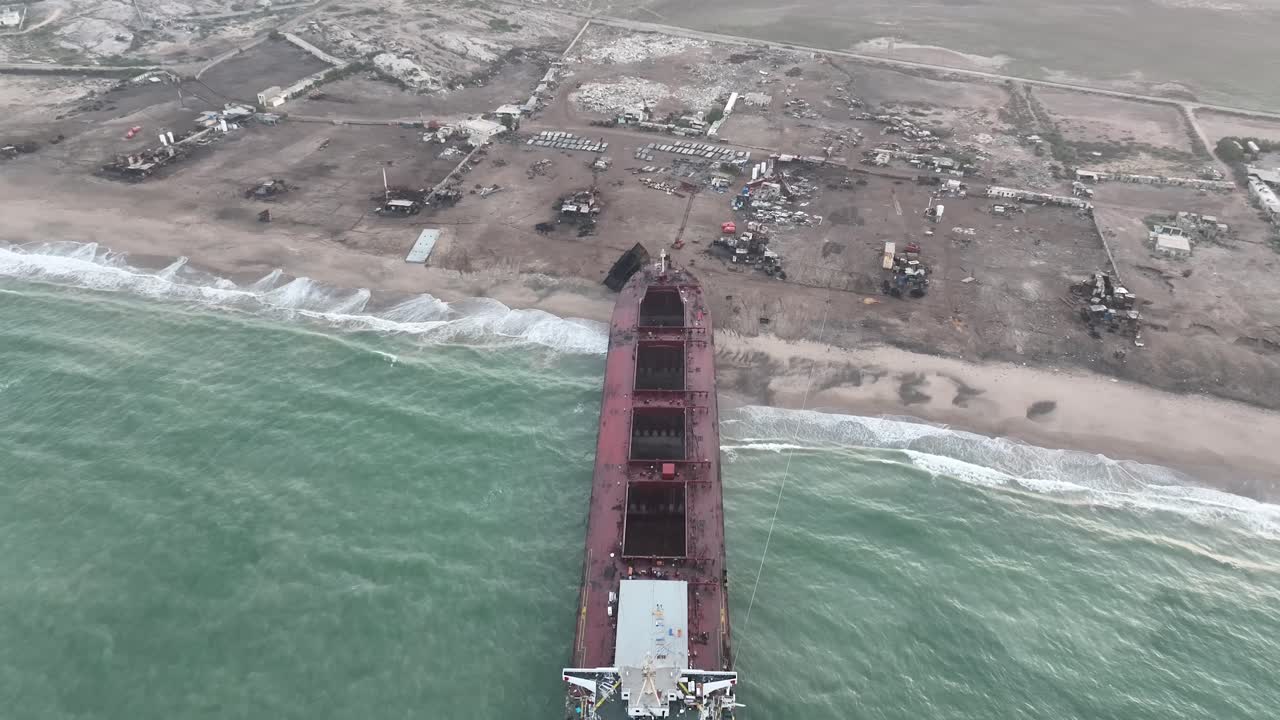 가다니 해체장 에 착륙 한 대형 선박