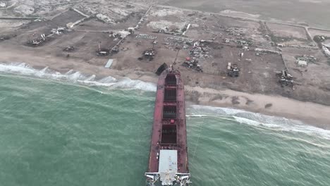 vista aérea gran barco varado en el patio de desguace de gadani