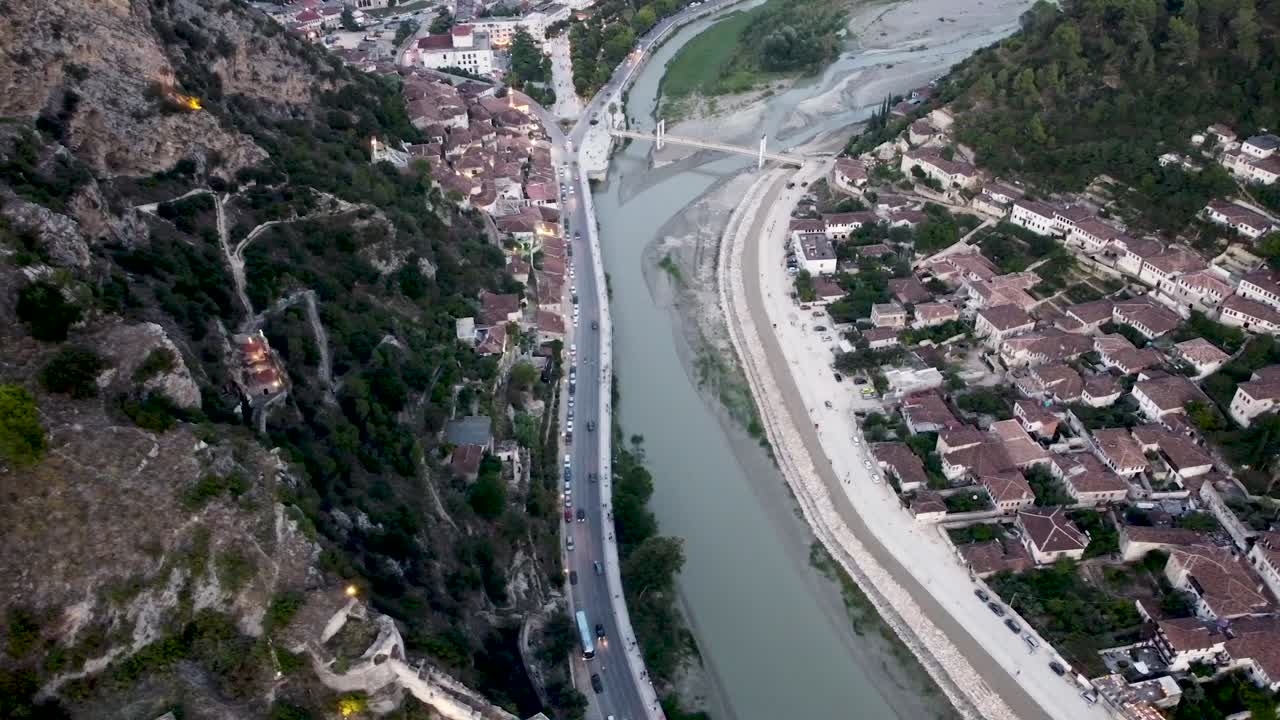 vista aérea de la ciudad de berat, albania