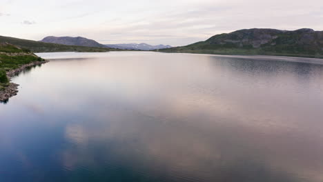 Drone-Flying-Over-The-Idyllic-Lake-In-Hydalen,-Hemsedal,-Norway---low-aerial