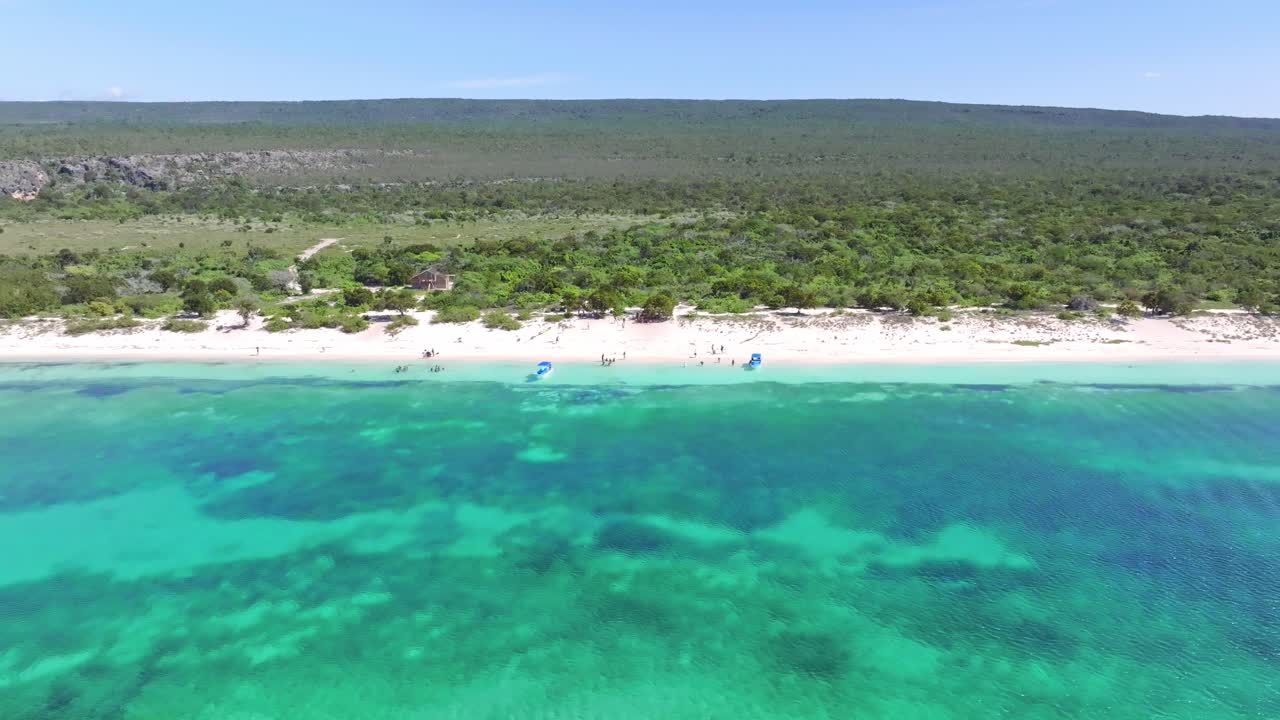 tomada aérea del paraíso en la tierra, con la costa de agua turquesa, la playa de arena y la isla verde en el fondo
