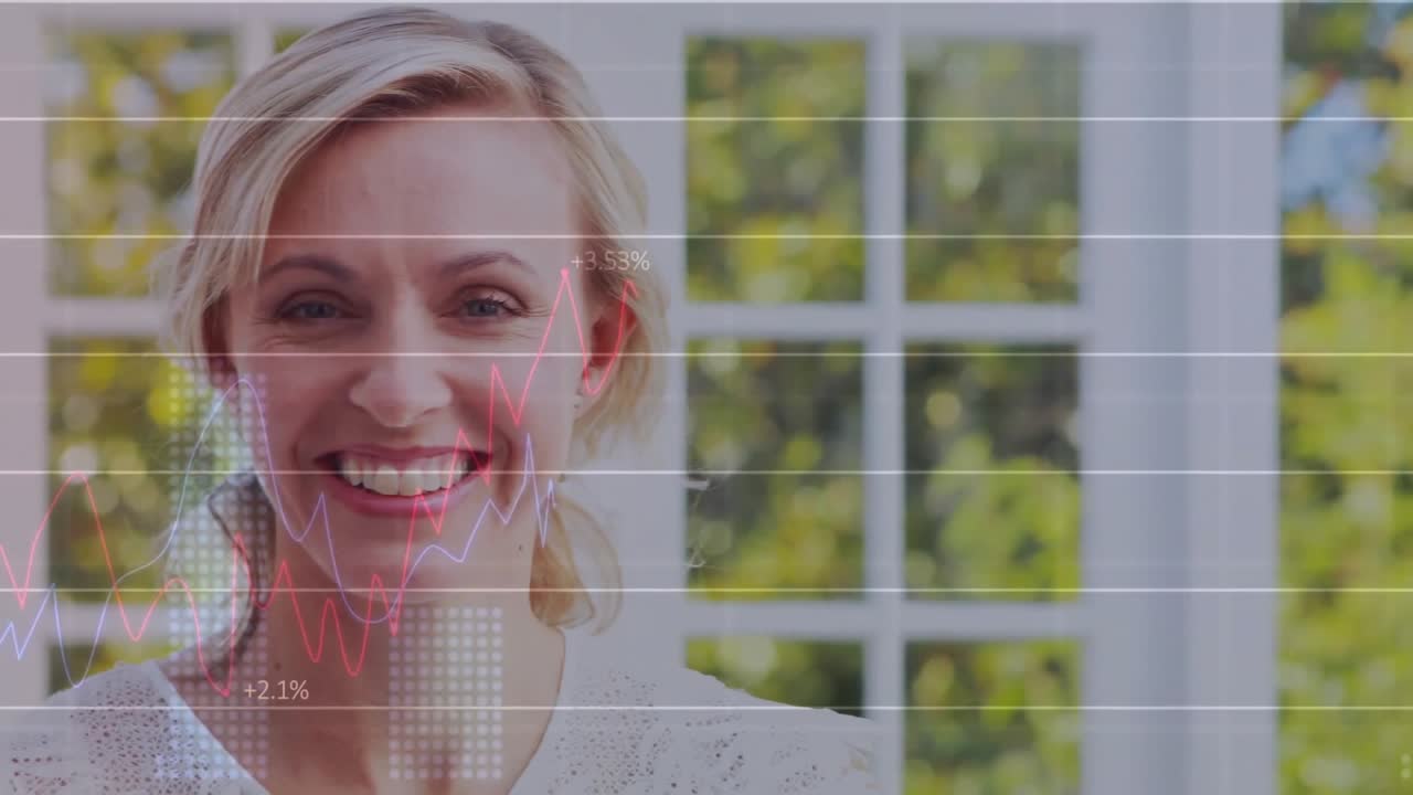 Animación de procesamiento de datos financieros sobre empresaria caucásica sonriente en la oficina