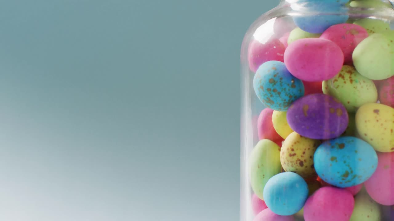 jarrón con huevos de pascua coloridos en fondo verde con espacio de copia