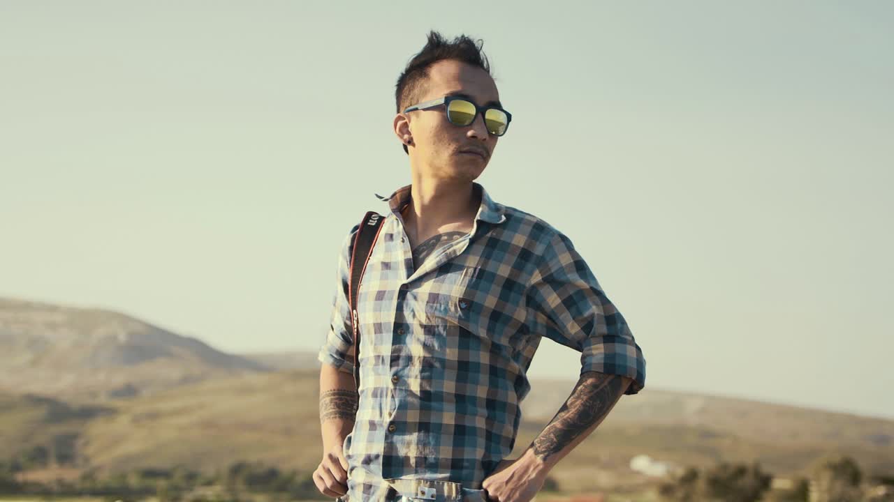 여름에 아름다운 풍경을 감상하며 서 있는 젊은 네팔 남자