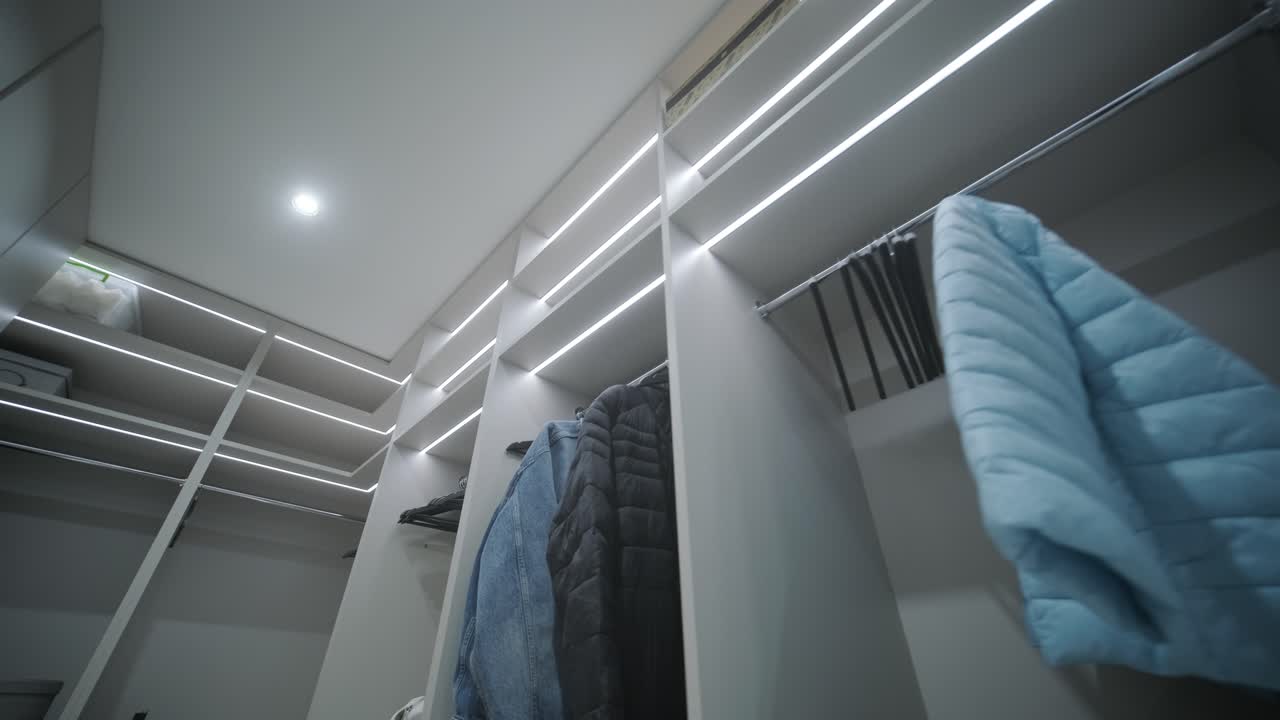 통합된 led 조명을 가진 우아한 현대적인 옷장