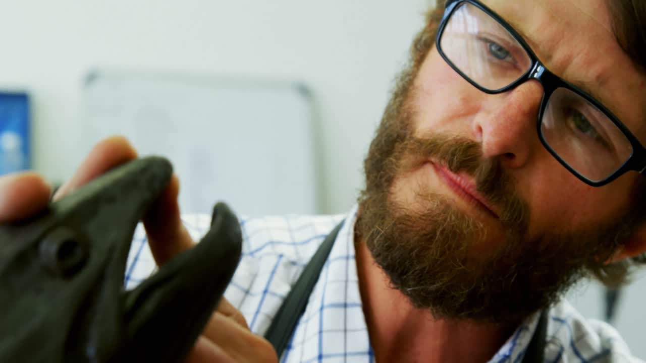 artesano trabajando en la escultura de peces 4k