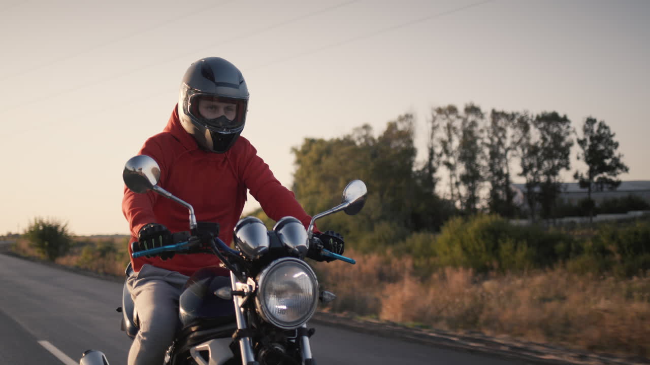 범프 1로 도로를 달리는 오토바이 운전자