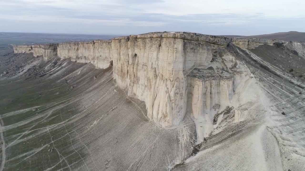 una vista aérea de un espectacular acantilado de tiza